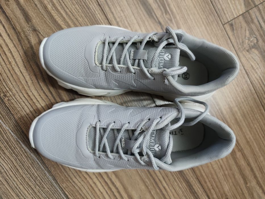 Продам городские кроссовки