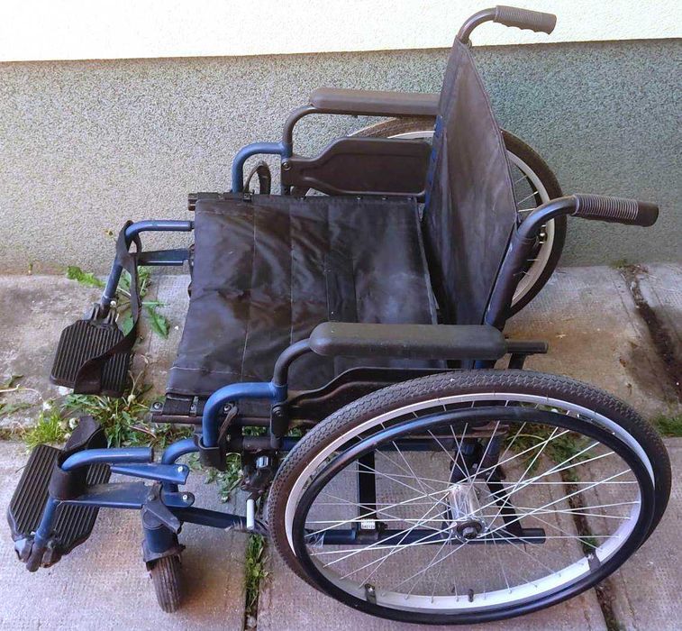 Vand fotoliu rulant pentru persoane cu handicap