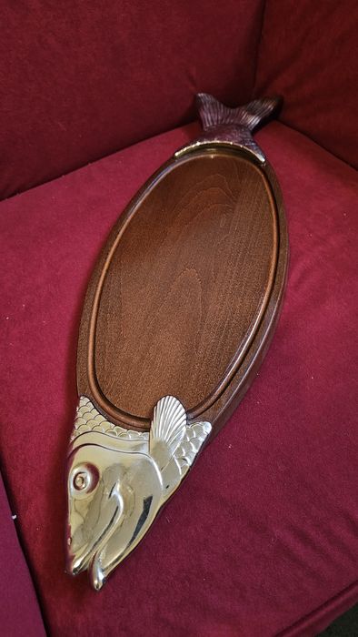 Platou pentru servit pește din lemn si metal argintat.