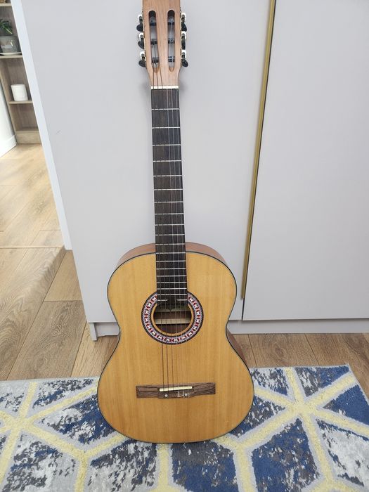 Продам гитару есть дефект с боку