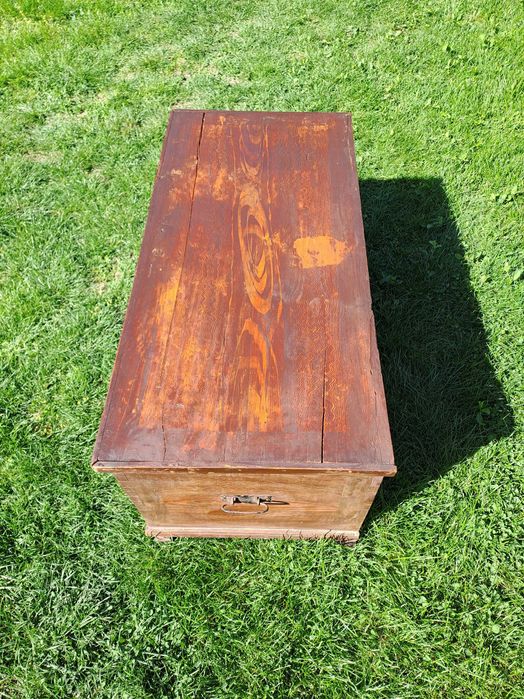 Дървен старинен сандък