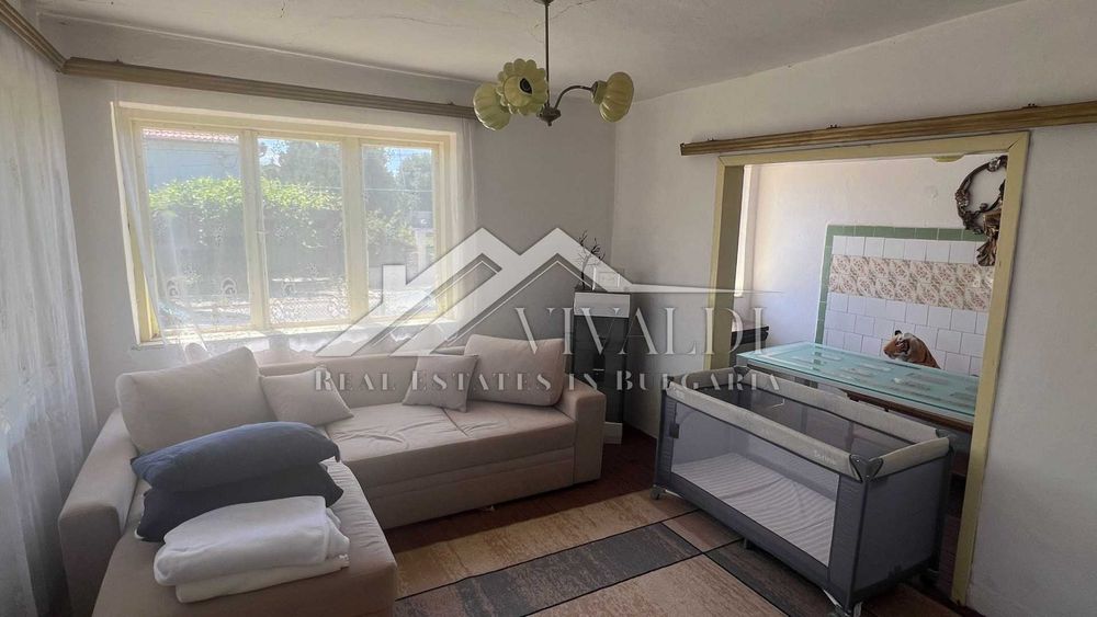 Къща с двор 1050 кв.м в центъра на с. Бенковски, ток, вода