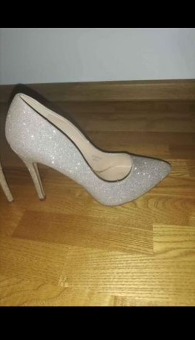Vând pantofi stiletto