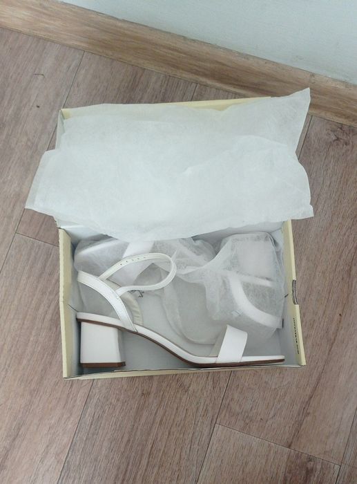 Босоножки белые 40 размер