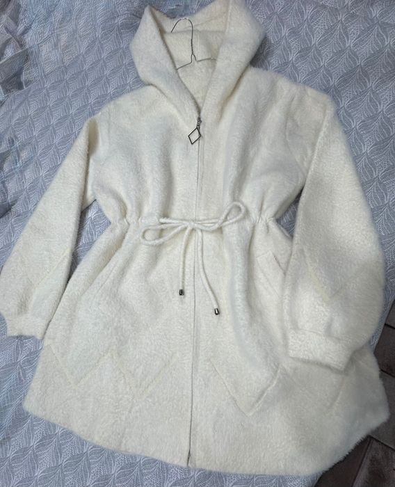 Пухкава бяла/бежова жилетка