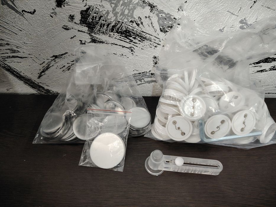 Аппарат для значков с заготовками