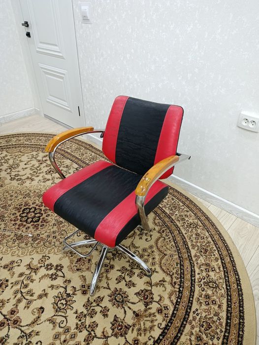 Продам парикмахерское кресло