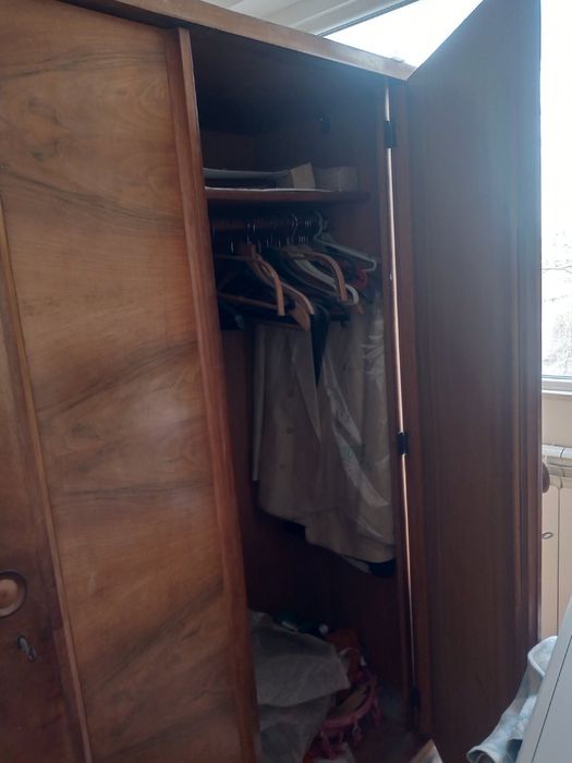 Старинен гардероб от орех