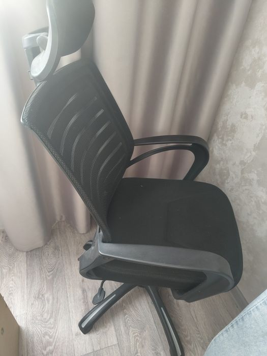 Продам два офисных кресла