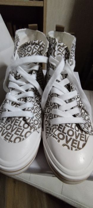 Високи кецове 39 номер.Нови.22лв.