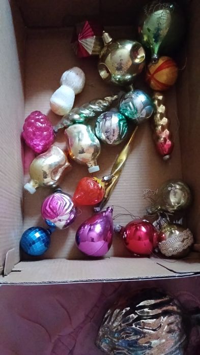 Елочные игрушки, кофейный набор и др.