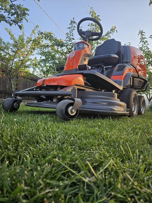 Vand/Schimb Tractoraș de tuns iarba gazon Husqvarna RC 318 T(18H de functionare)