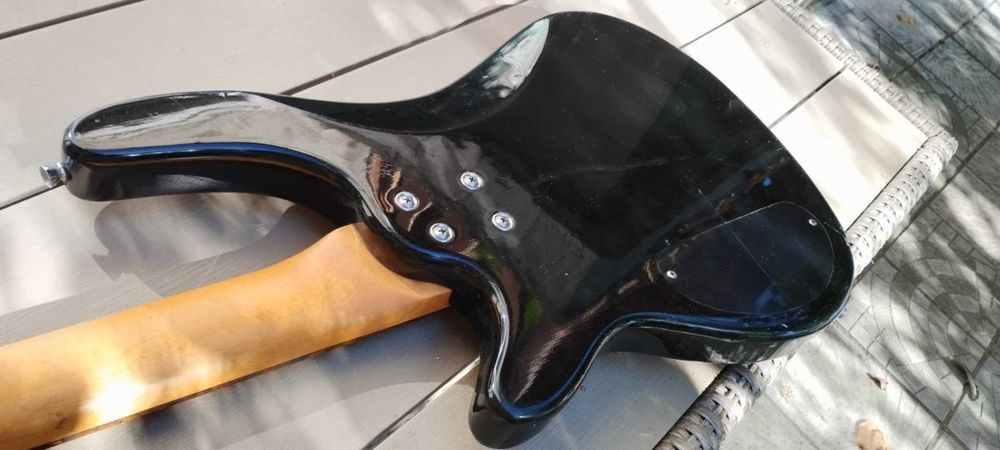 Продавам бас китара "Santander"