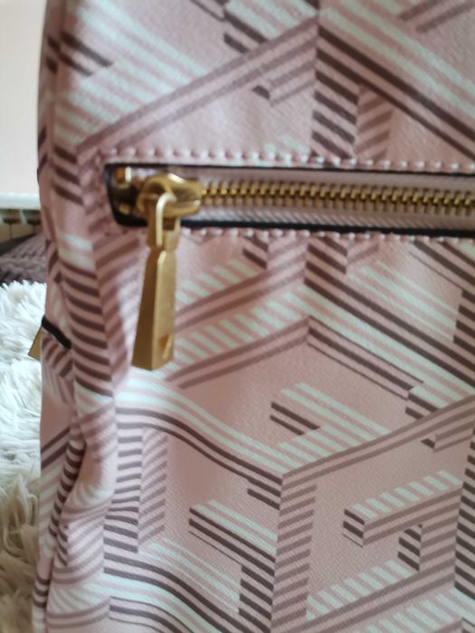 Раница на марката Guess