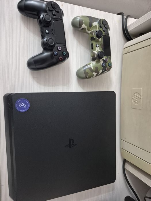 Sony PlayStation 4 Slim 1TB + 2 джойстика
