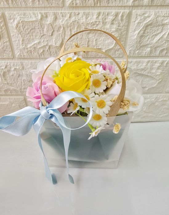 Аранжировка от сапунени рози и цветя