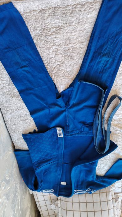 Dzyudo kiyim  kuk rangda