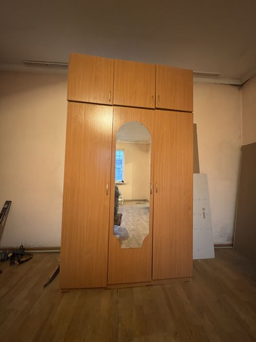 Продам  шкаф срочно  все  двери работает