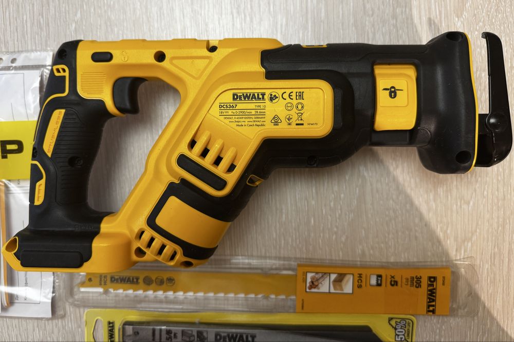 Сабельная пила DeWALT DCS367