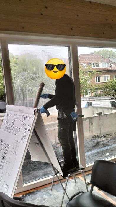 Oferim servicii profesionale de spălare geamuri pentru apartamente, case și spații comerciale.