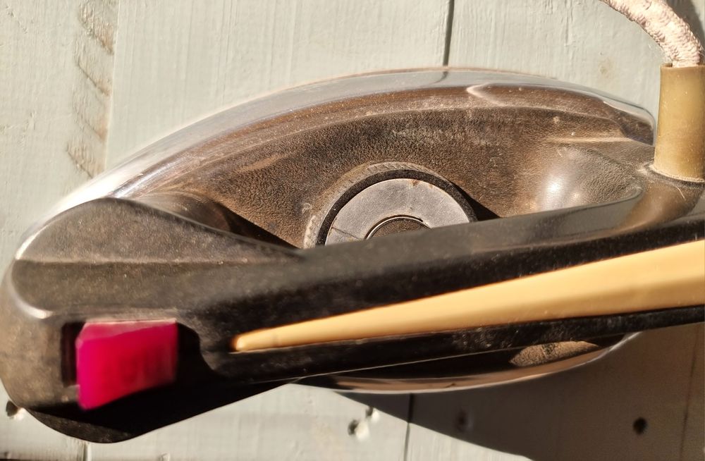 Утюг сотилади.Холати ва ишлаши яхши.