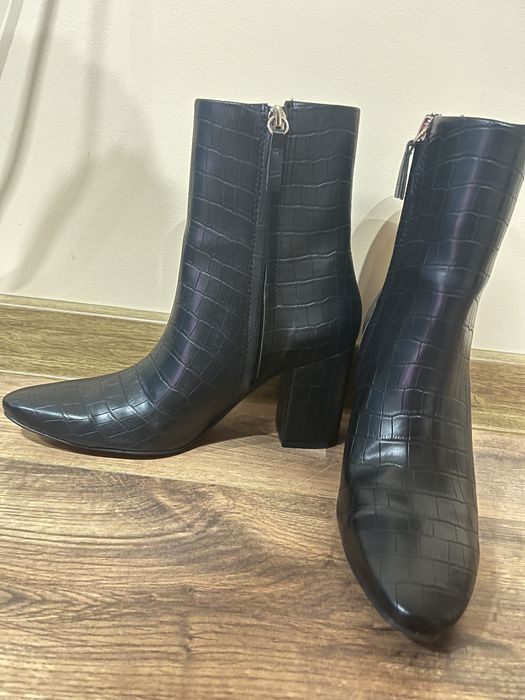 Зимни боти с нисък дебел ток