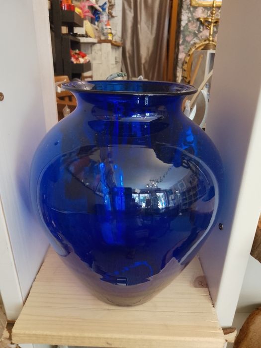 Стъклена симфония в синьо