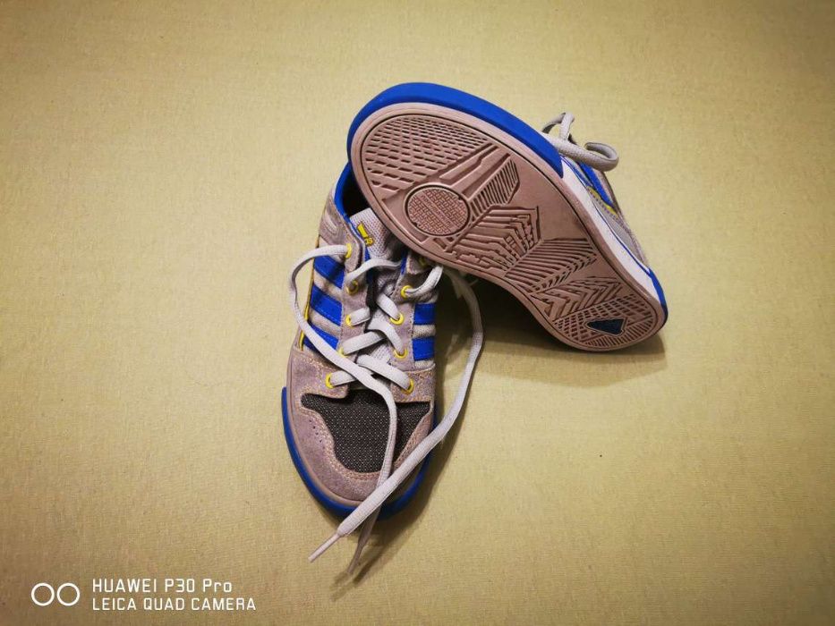 Детски маратонки Адидас за момче, номер 35, идеално запазени!