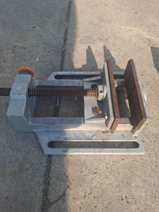 Машинно менгеме за настолна бормашина