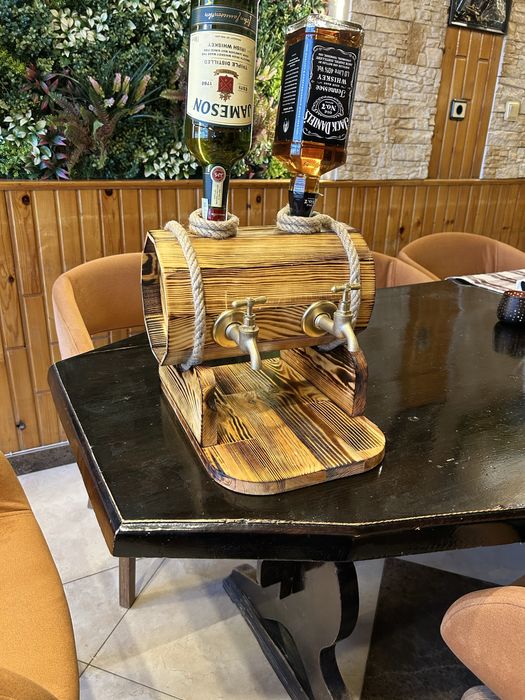 Декоративна дървена бъчва с диспенсър за 2 вида напитки с канелки