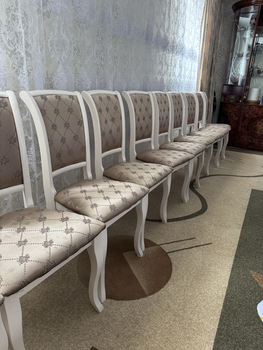 Стол и стулья для гостинной