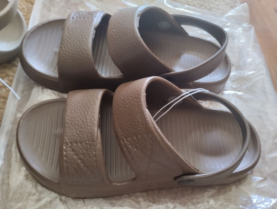 Сланцы с задниками для плавания на каменистых пляжах