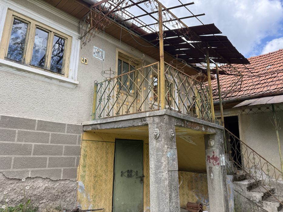 Casă de vânzare .