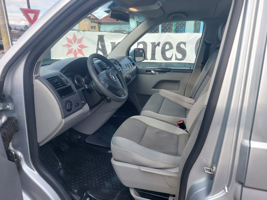 VW Transporter-Caravelle Modelul Lung 2011 8+1 Locuri