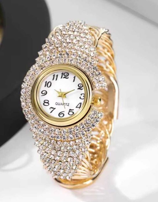 Дамска гривна часовник, изцяло инкрустирана с кристали