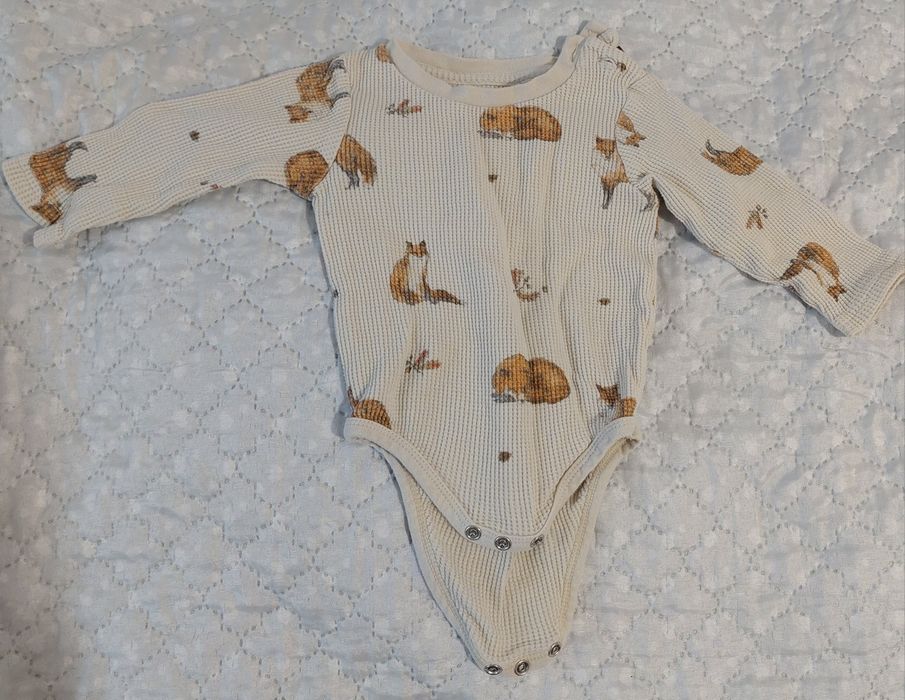 Haine pentru băiat  am 5 cutii până la 1 an cu tot ce trebuie