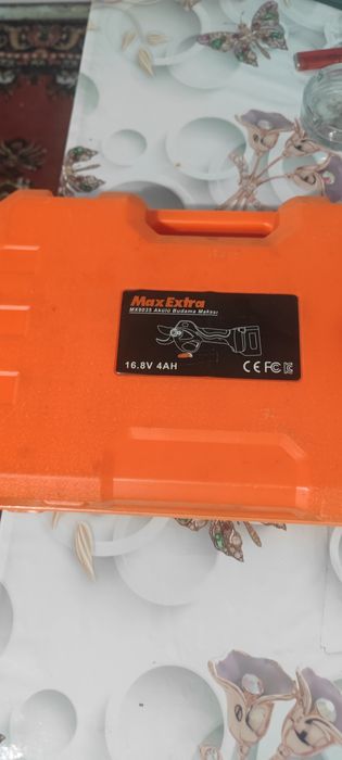 Аккумуляторный секатор