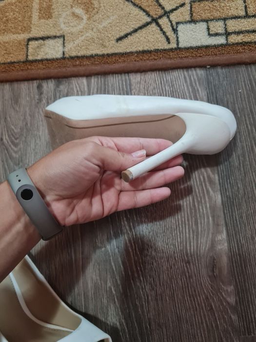 Дамски бели обувки на ток 36/37