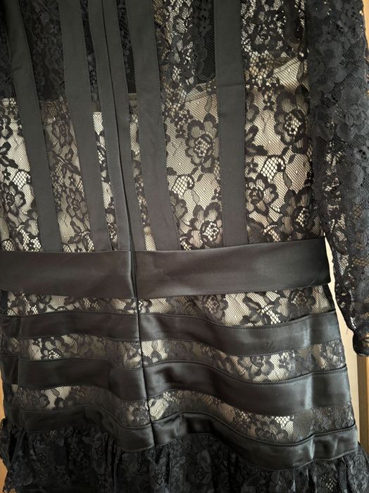 Rochie eleganta negra din dantela cu volane .