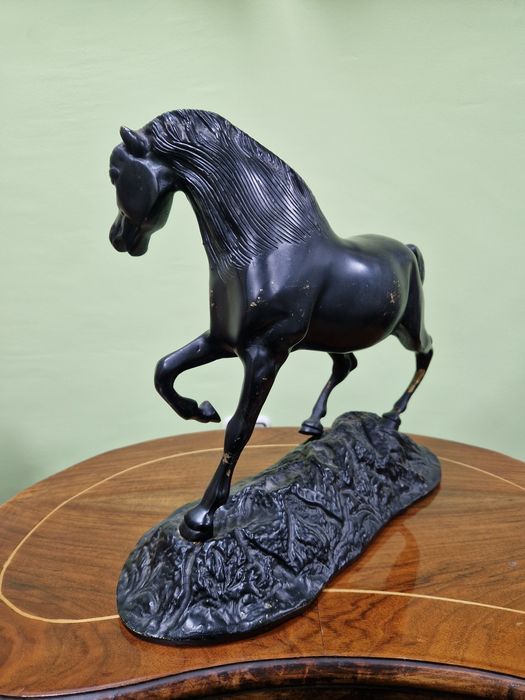 Прекрасна антикварна френска бронзова фигура статуетка