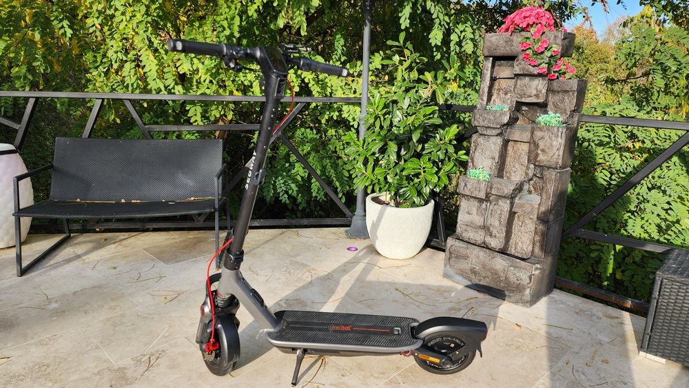 Vand trotineta electrica segway ninebot f3, cu cască.