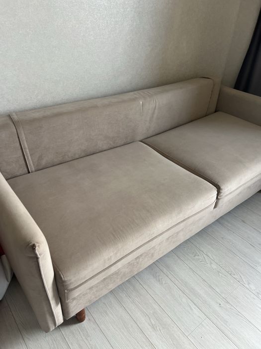 Диван на ножках.