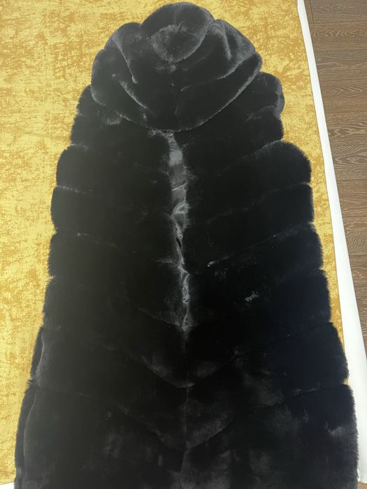 Дълъг есенно-зимен елек с качулка. Идеален за ежедневие и повод.