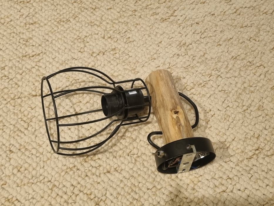 Lustră modernă cu suport lemn