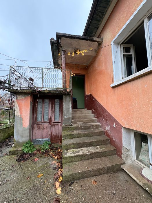 Двуетажна къща с гараж