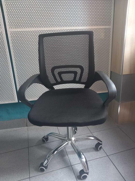 Masa de birou gri si scaun