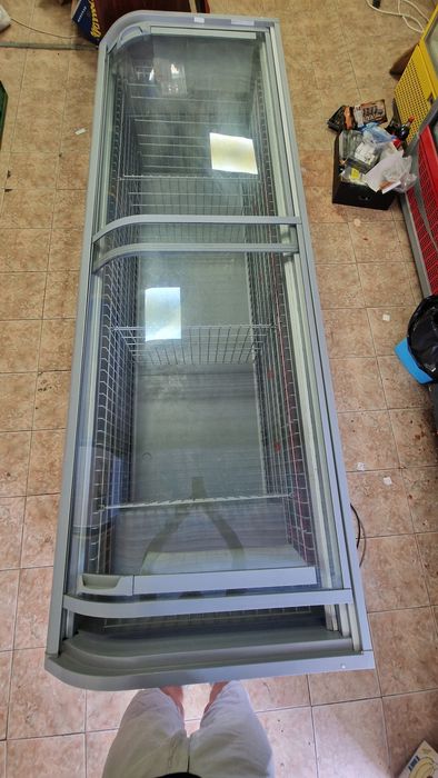 Vand 2 vitrine ( congelare + mezeluri)