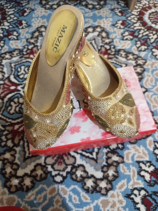 Kelinlik sarpo oyoq kiyimlari