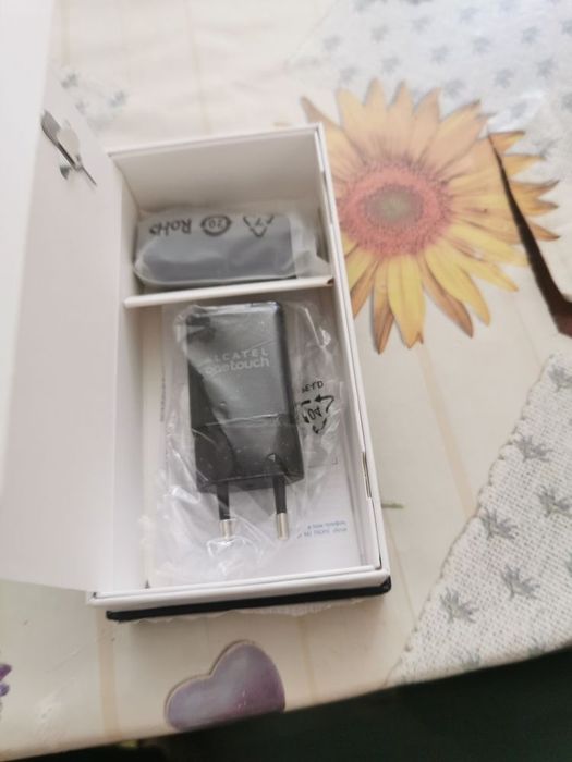 Vând telefoane noi