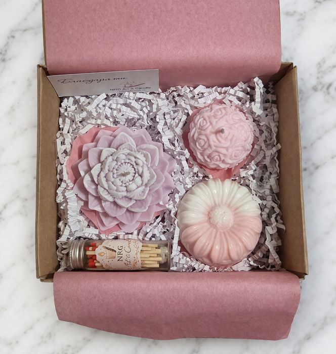 Ръчно изработен комплект свещи „Цветна прегръдка“ 
Ръчно изработени ароматни свещи